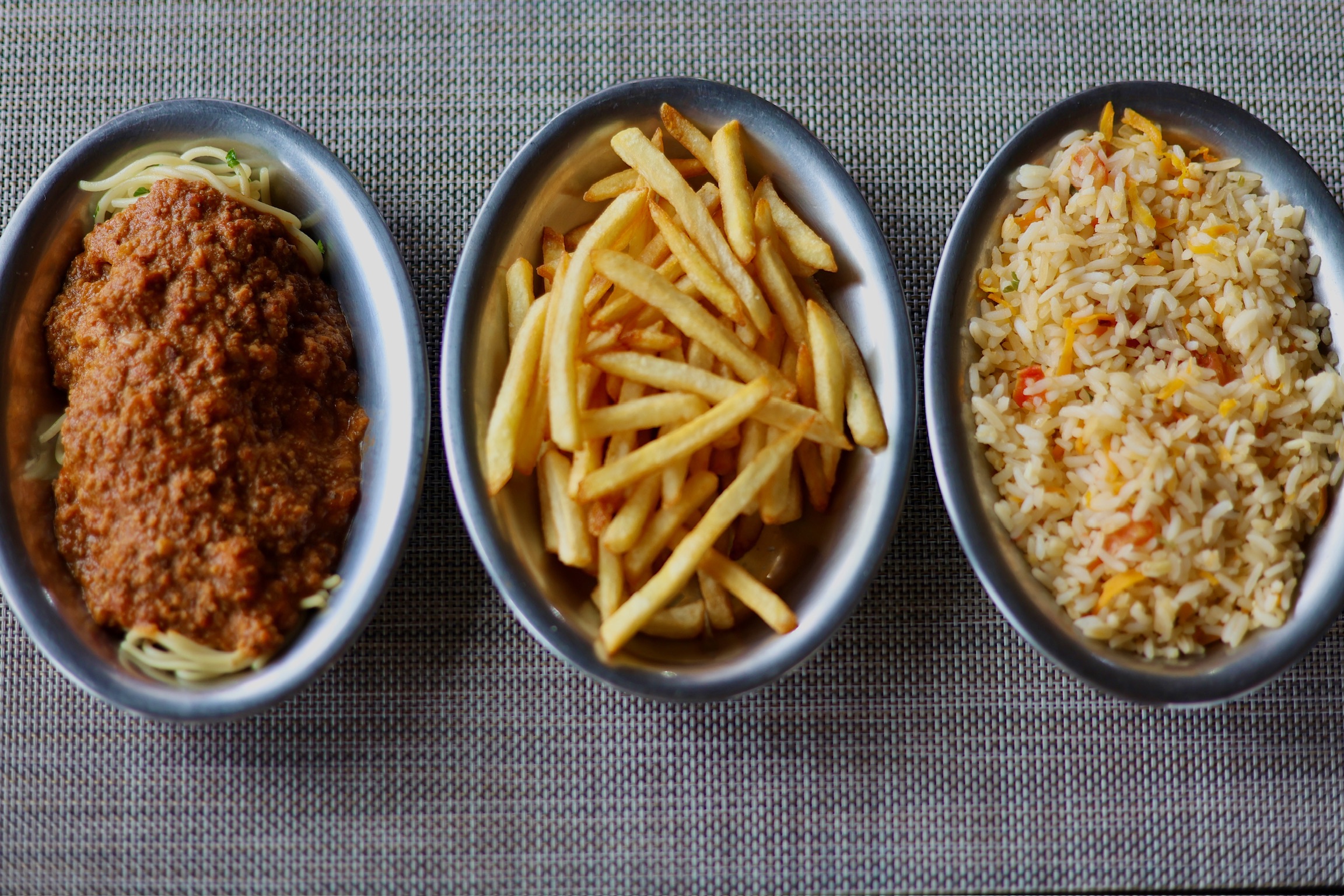 Trio de acompanhamentos em travessas